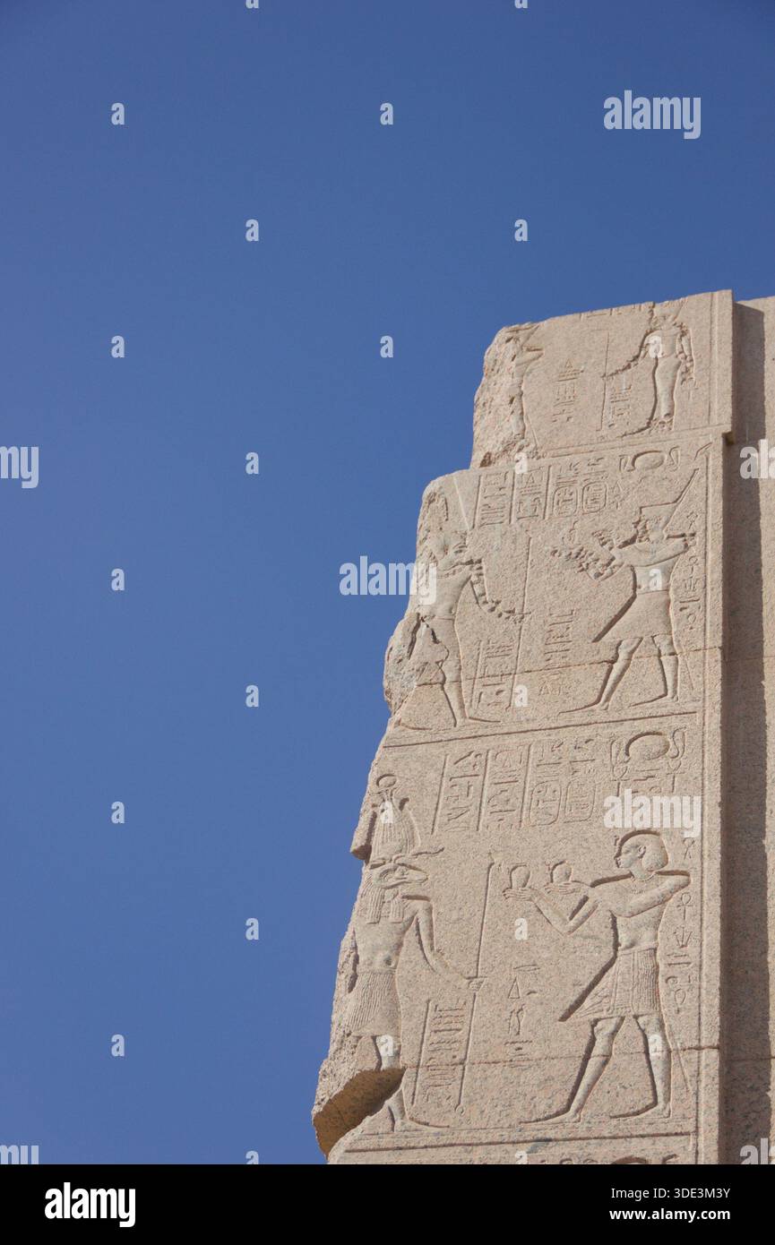 Anciens reliefs s'élevant contre un ciel bleu profond Banque D'Images