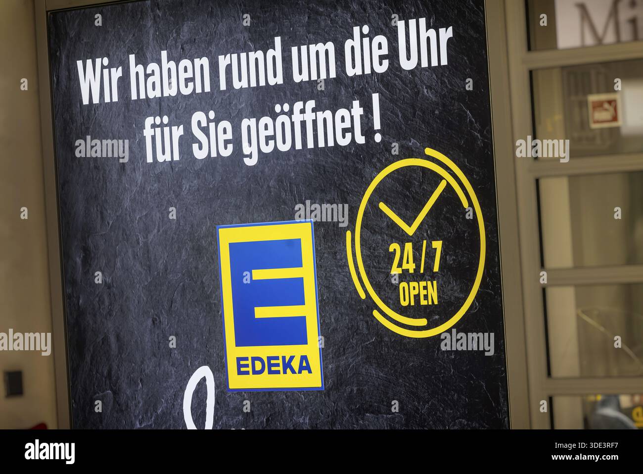 Supermarché EDEKA à l'aéroport de Stuttgart. Il est ouvert 24 heures sur 24, sept jours sur sept. 24-7. Stuttgart, Bade-Wuerttemberg, Allemagne Banque D'Images
