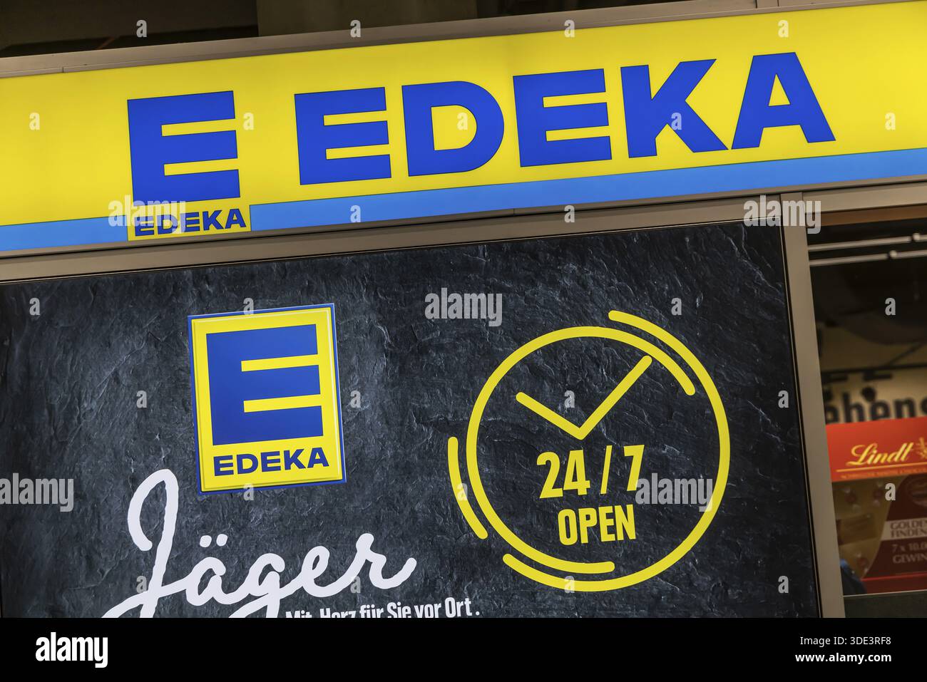 Supermarché EDEKA à l'aéroport de Stuttgart. Il est ouvert 24 heures sur 24, sept jours sur sept. 24-7. Stuttgart, Bade-Wuerttemberg, Allemagne Banque D'Images