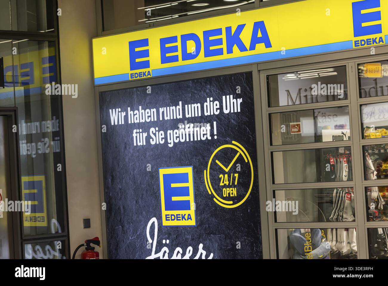 Supermarché EDEKA à l'aéroport de Stuttgart. Il est ouvert 24 heures sur 24, sept jours sur sept. 24-7. Stuttgart, Bade-Wuerttemberg, Allemagne Banque D'Images