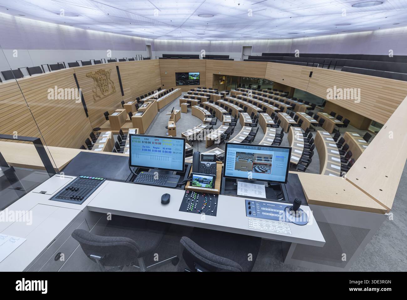 Salle plénière déserte avec les sièges des députés et la banque du gouvernement. Derrière elle se trouvent les armoiries du pays. Le temps de parole des membres du Banque D'Images