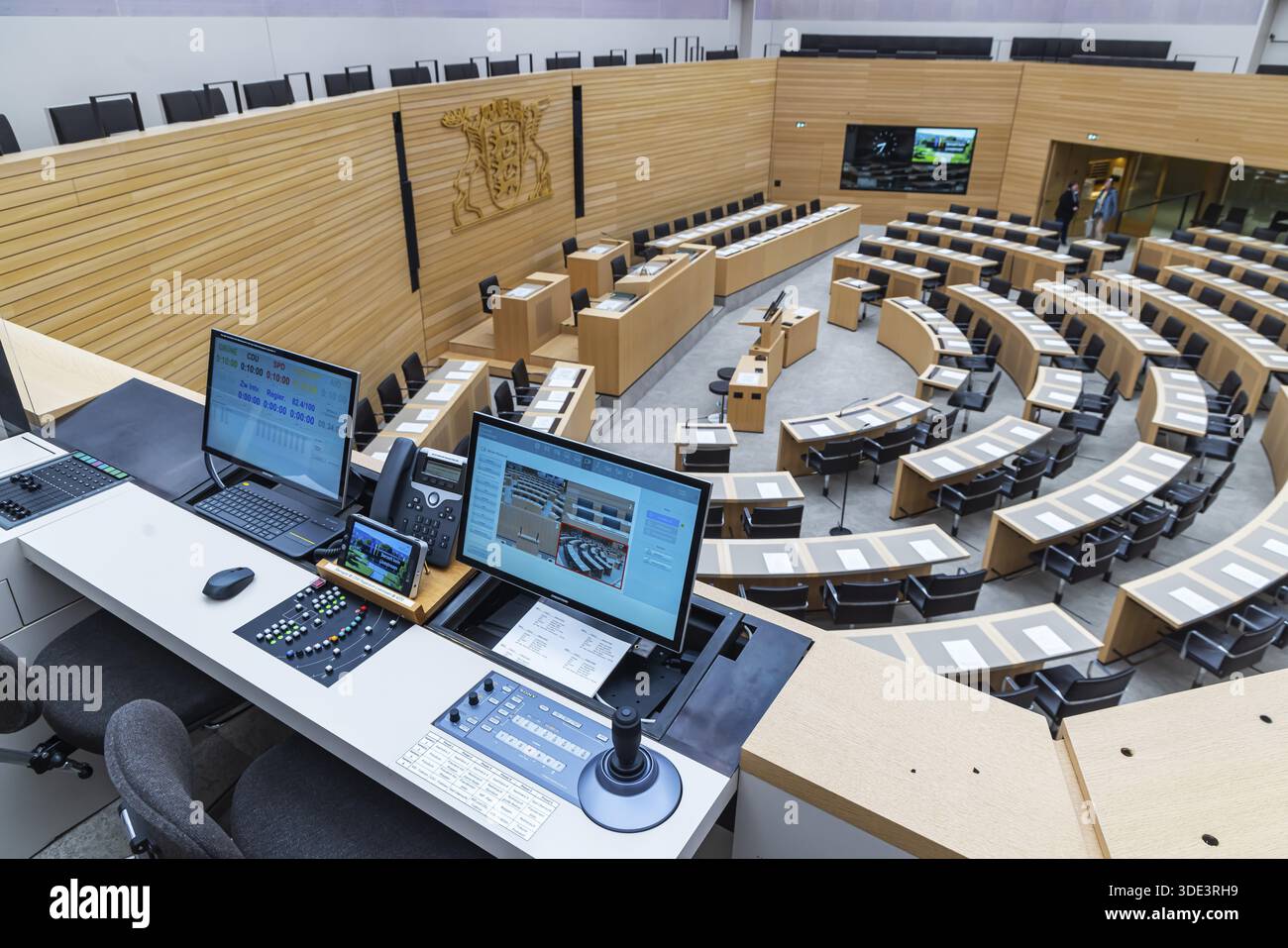 Salle plénière déserte avec les sièges des députés et la banque du gouvernement. Derrière elle se trouvent les armoiries du pays. Le temps de parole des membres du Banque D'Images