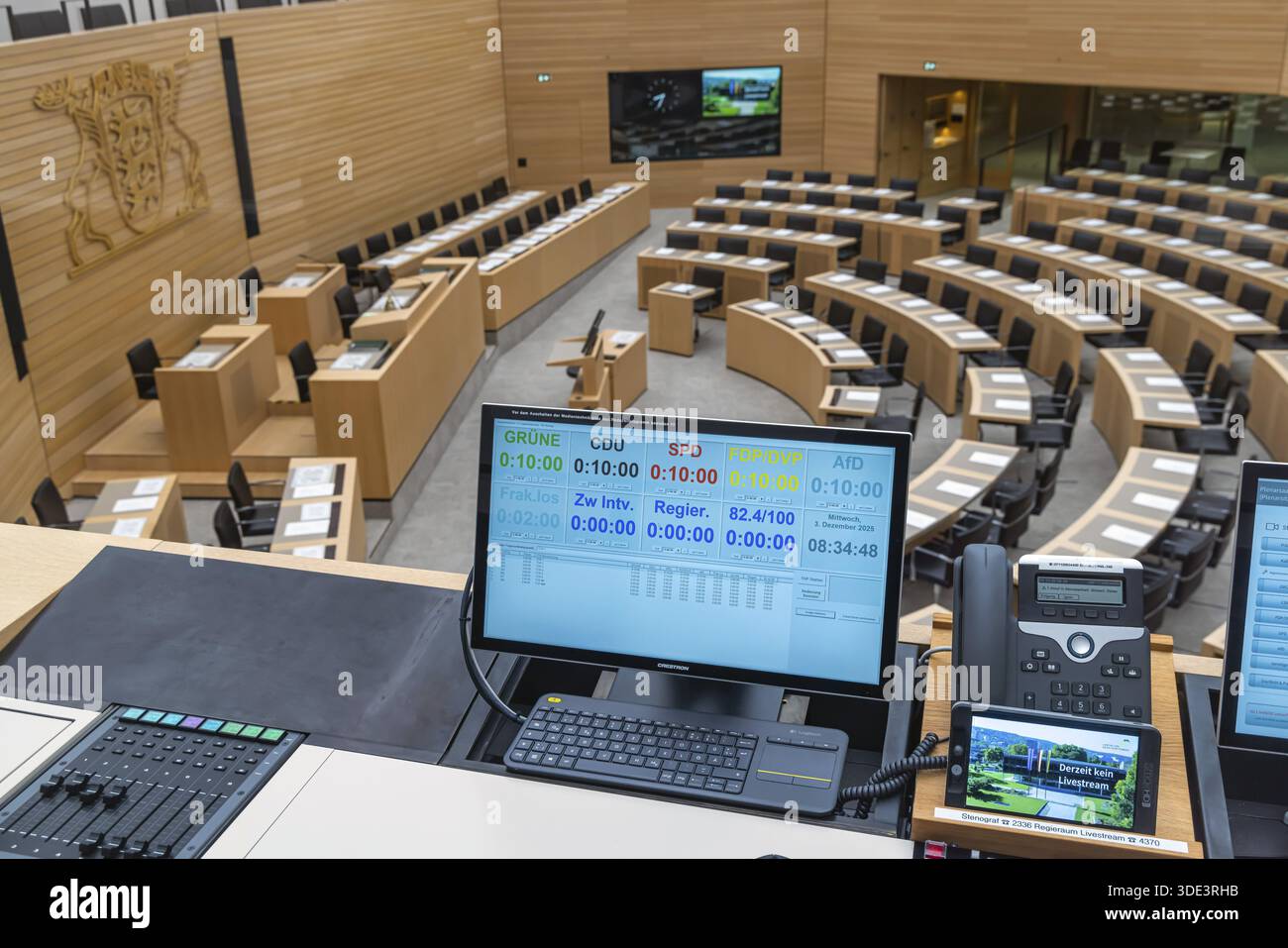 Salle plénière déserte avec les sièges des députés et la banque du gouvernement. Derrière elle se trouvent les armoiries du pays. Le temps de parole des membres du Banque D'Images