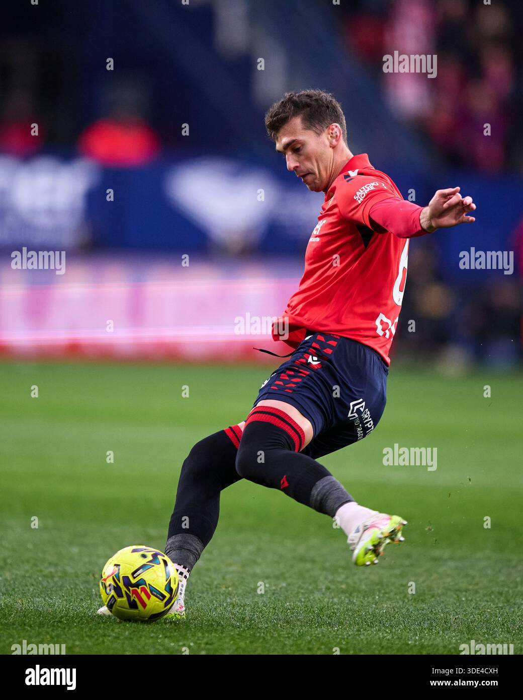 Lucas Torro de CA Osasuna avec le ballon lors du match LaLiga EA Sports entre CA Osasuna et Athletic Club à Estadio El Sadar le 3 janvier 2025 Banque D'Images