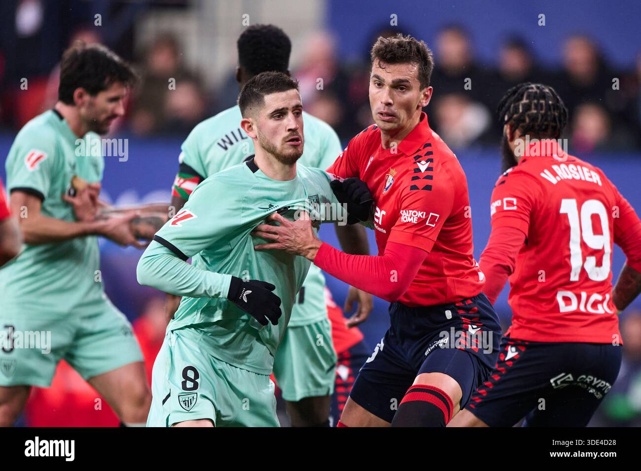 Lucas Torro de CA Osasuna et Oihan Sancet de Athletic Club lors du match LaLiga EA Sports entre CA Osasuna et Athletic Club à Estadio El Sadar Banque D'Images