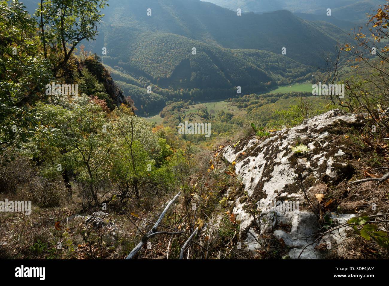 Vue aérienne des collines et vallées forestières ondulantes de Muranska Planina, région de Banska Bystrica, Slovaquie. Banque D'Images