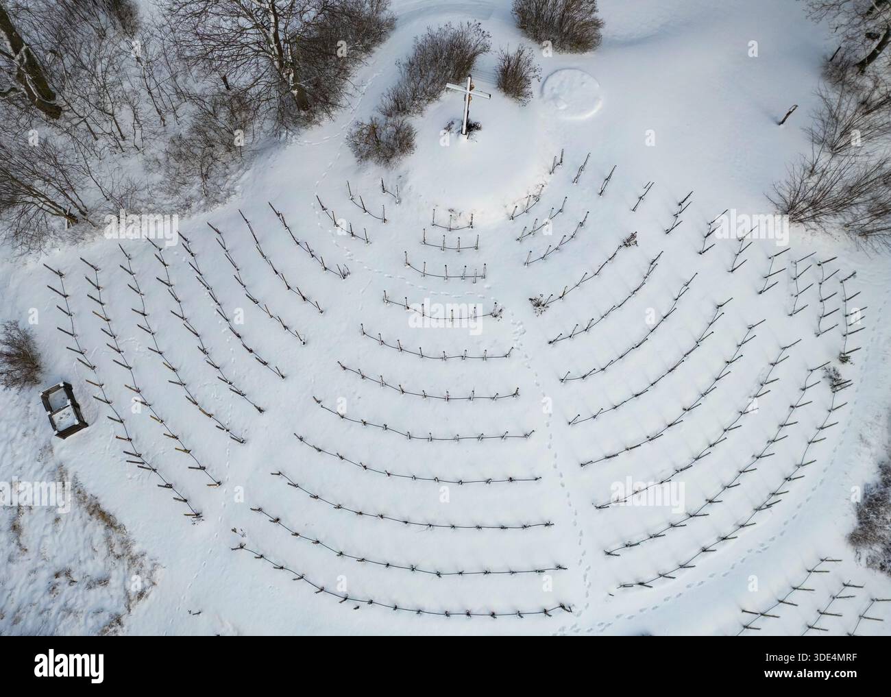 Neuzelle, Allemagne. 03 janvier 2026. Le vignoble du monastère de Neuzelle est couvert de neige (vue aérienne prise avec un drone). Le monastère de Neuzelle, à une dizaine de kilomètres au sud de Eisenhüttenstadt, est le seul monastère cistercien entièrement conservé dans le Brandebourg, y compris les terrains extérieurs, et l'un des rares complexes monastères non détruits en Allemagne et en Europe. Crédit : Patrick Pleul/dpa/Alamy Live News Banque D'Images