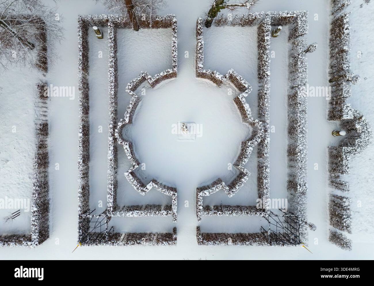 Neuzelle, Allemagne. 03 janvier 2026. Le jardin du monastère du monastère de Neuzelle est couvert de neige (vue aérienne avec un drone). Le monastère de Neuzelle, à une dizaine de kilomètres au sud de Eisenhüttenstadt, est le seul monastère cistercien entièrement conservé dans le Brandebourg, y compris le parc, et l'un des rares complexes monastères non détruits en Allemagne et en Europe. Crédit : Patrick Pleul/dpa/Alamy Live News Banque D'Images