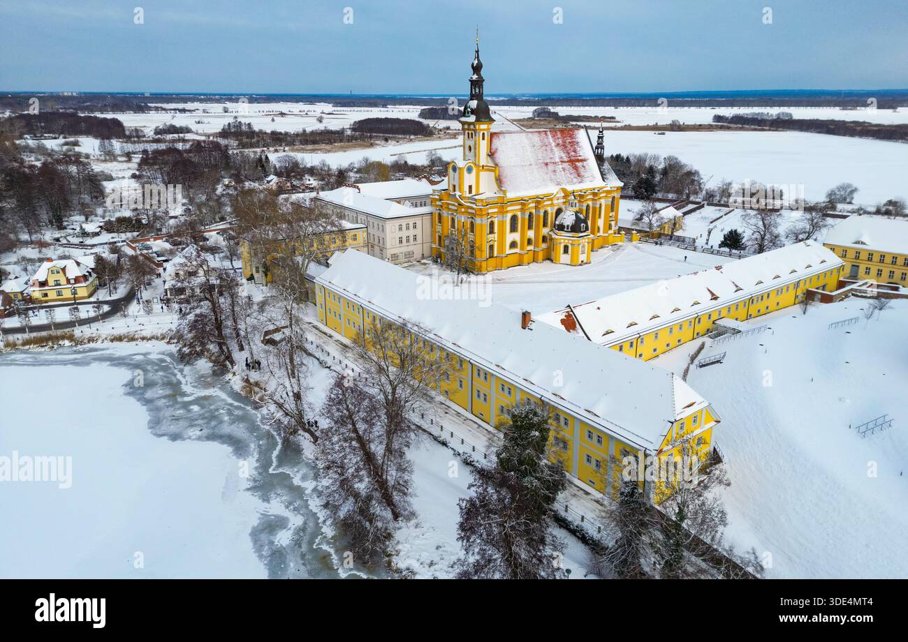 Neuzelle, Allemagne. 03 janvier 2026. L'église catholique du monastère de Neuzelle est couverte de neige (vue aérienne prise avec un drone). Le monastère de Neuzelle, à une dizaine de kilomètres au sud de Eisenhüttenstadt, est le seul monastère cistercien entièrement conservé dans le Brandebourg, y compris le parc, et l'un des rares complexes monastères non détruits en Allemagne et en Europe. Crédit : Patrick Pleul/dpa/Alamy Live News Banque D'Images