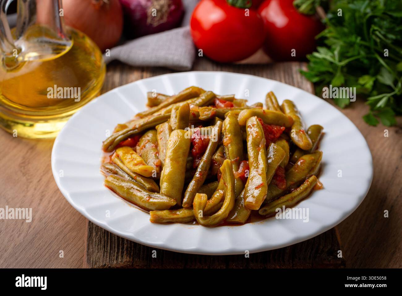 Délicieux plats traditionnels turcs ; haricots verts à l'huile d'olive ; nom turc ; Zeytinyagli taze fasulye Banque D'Images
