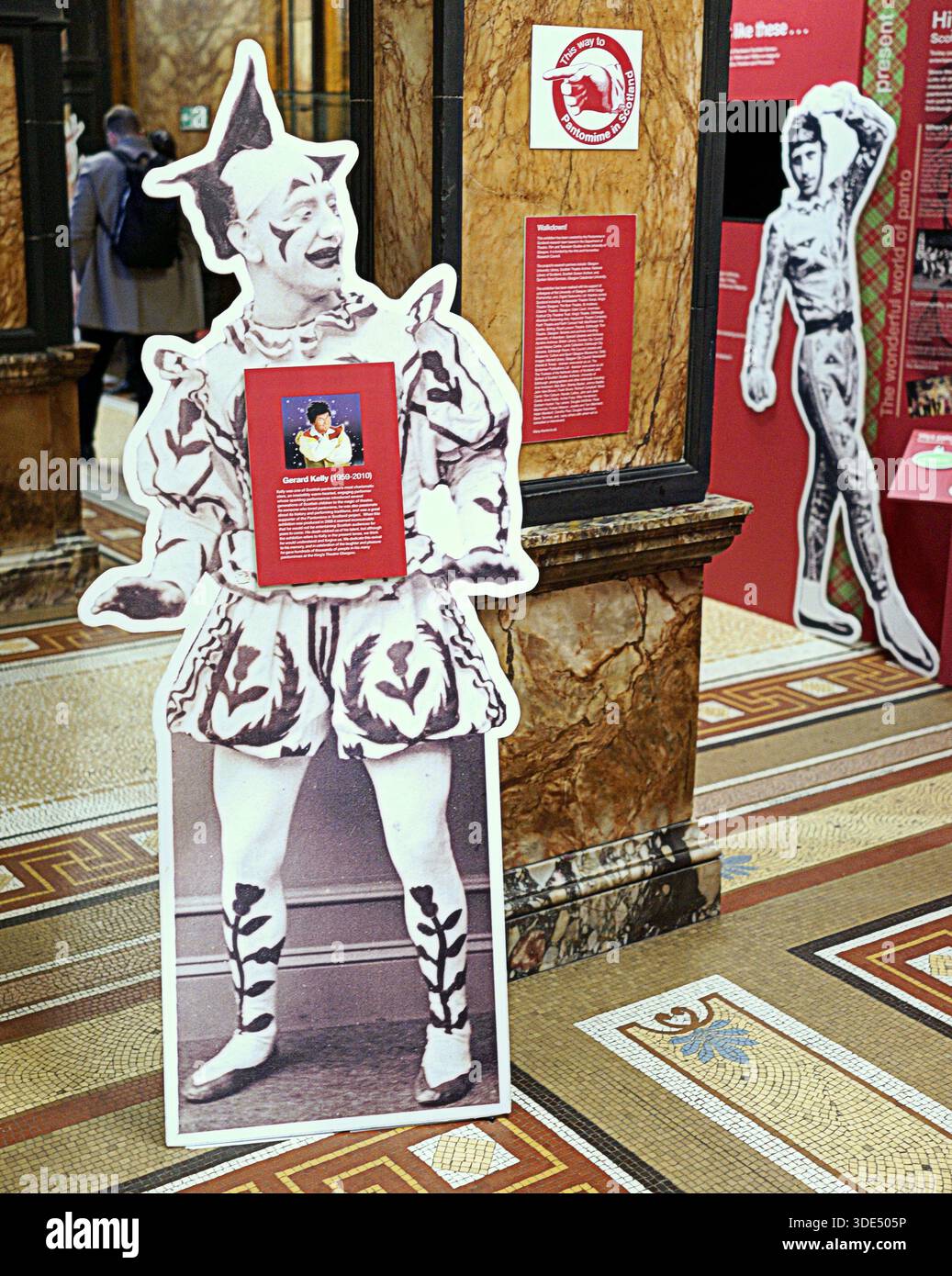 Glasgow, Écosse, Royaume-Uni. 5 janvier 2026 le légendaire gerard kelly a présenté dans 'Get You in Panto Town' dans les chambres marbrées de la ville une exposition gratuite de l'histoire de la scène écossaise pantomime présentée autour des célèbres dames, icônes du théâtre écossais, dans le cadre des célébrations du 850e anniversaire de la ville. Crédit Gerard Ferry /Alamy Live News Banque D'Images
