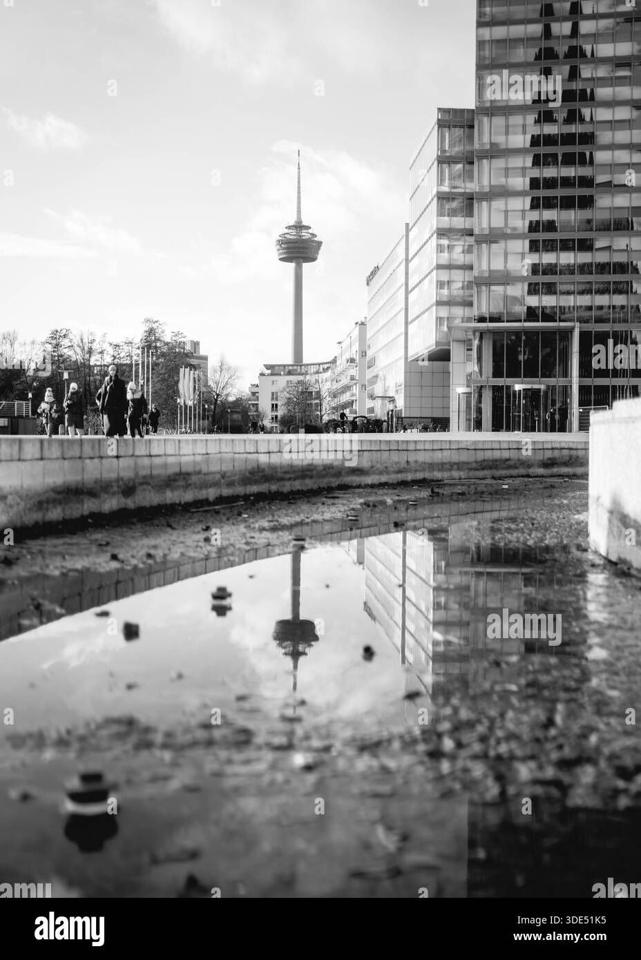 StreetPhotography Köln, 02.01.2026, Feature Bilder von der Strasse, Spigelung Fernsehturm. *** StreetPhotography Cologne, 02 01 2026 images de fond Banque D'Images