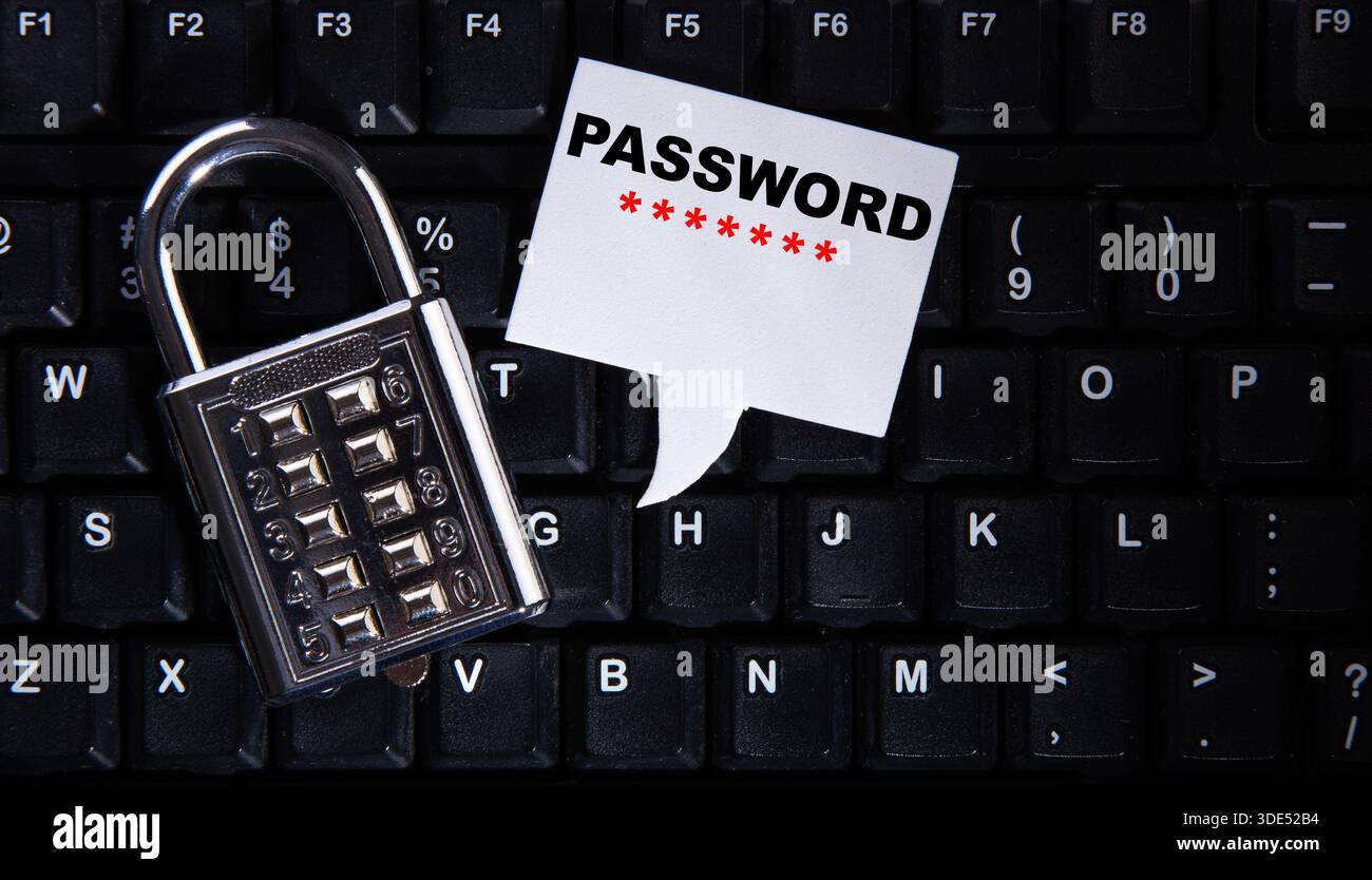Cadenas et bulle de parole avec mot de passe sur un clavier noir d'ordinateur portable Banque D'Images