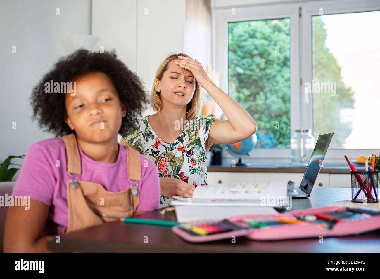 Mère et fille éprouvant de la frustration lors des devoirs à la maison Banque D'Images