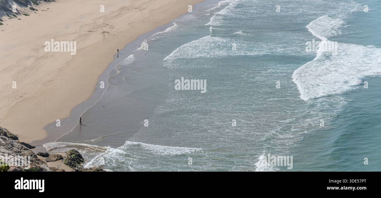 Paysage aérien avec les vagues de l'océan Indien écument sur la grande plage de l'île, tourné dans la lumière brillante de fin de printemps à Robberg Peninsula, Plettenberg Bay, Weste Banque D'Images