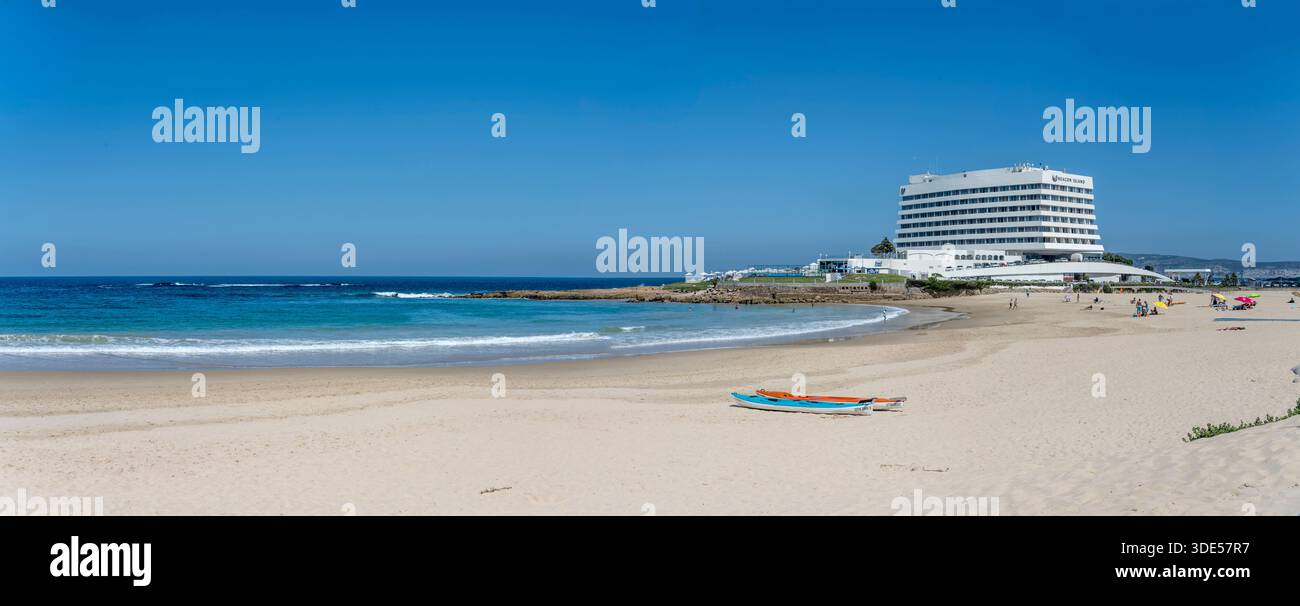 PLETTENBERG,2025 oct 28 paysage urbain avec plage de sable presque vide près d'un bâtiment massif sur la rive de l'océan Indien, tourné dans la lumière brillante de fin de printemps sur 2025, Banque D'Images