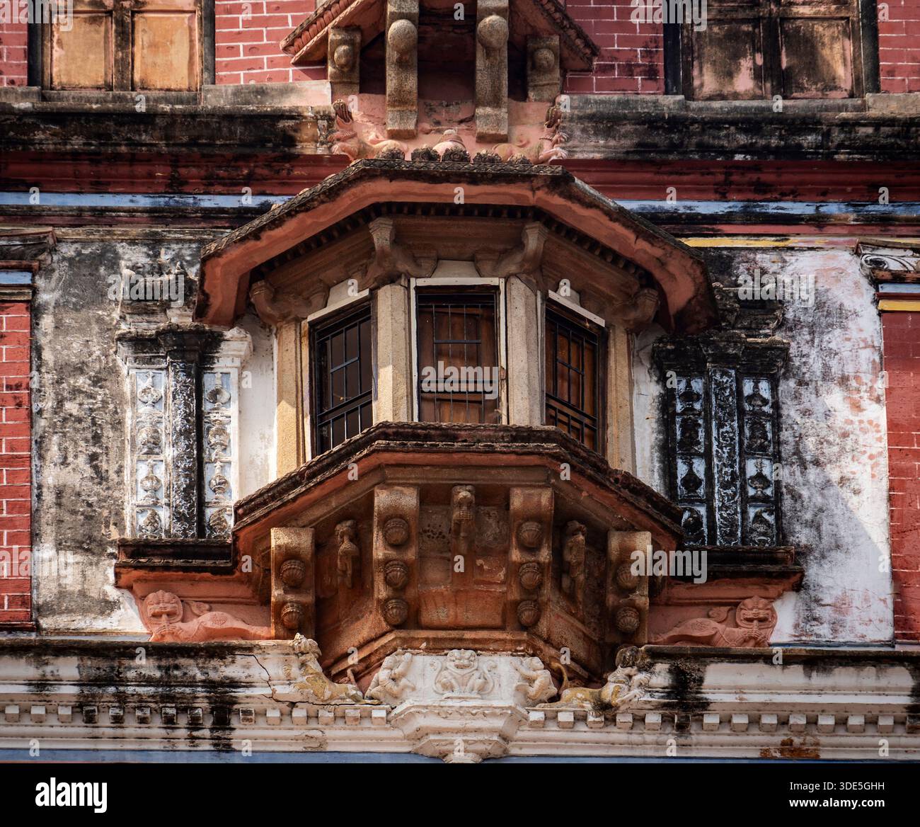 Gros plan d'un détail architectural orné et altéré sur la façade d'un bâtiment historique. Banque D'Images