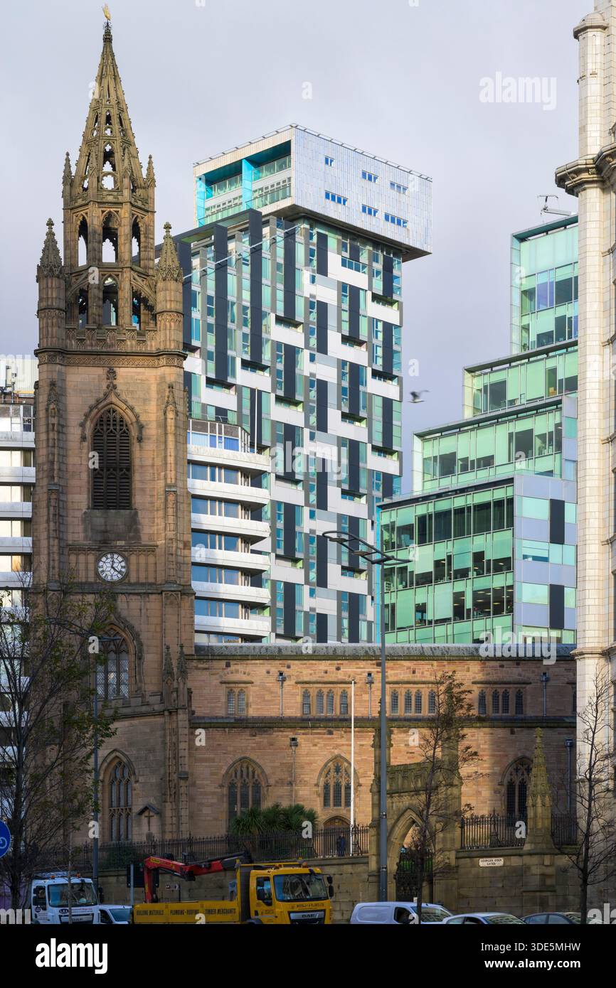 L'église paroissiale de Liverpool, Our Lady & St Nicholas, entourée de bâtiments modernes, Liverpool, Angleterre, Royaume-Uni Banque D'Images