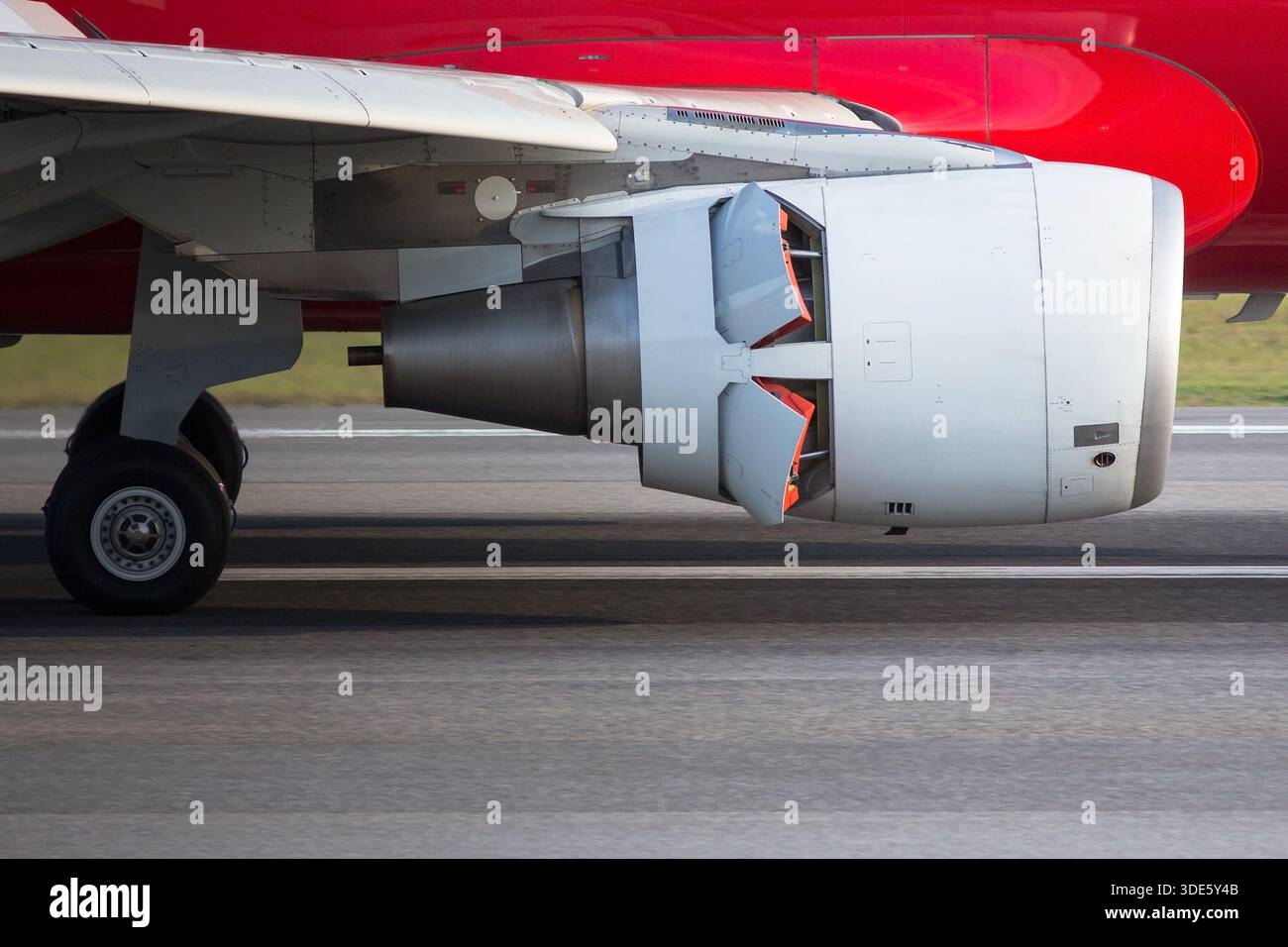 Moteur d'avion à corps étroit en gros plan inversé, vue latérale. Poussée vers l'arrière du moteur de l'avion Banque D'Images