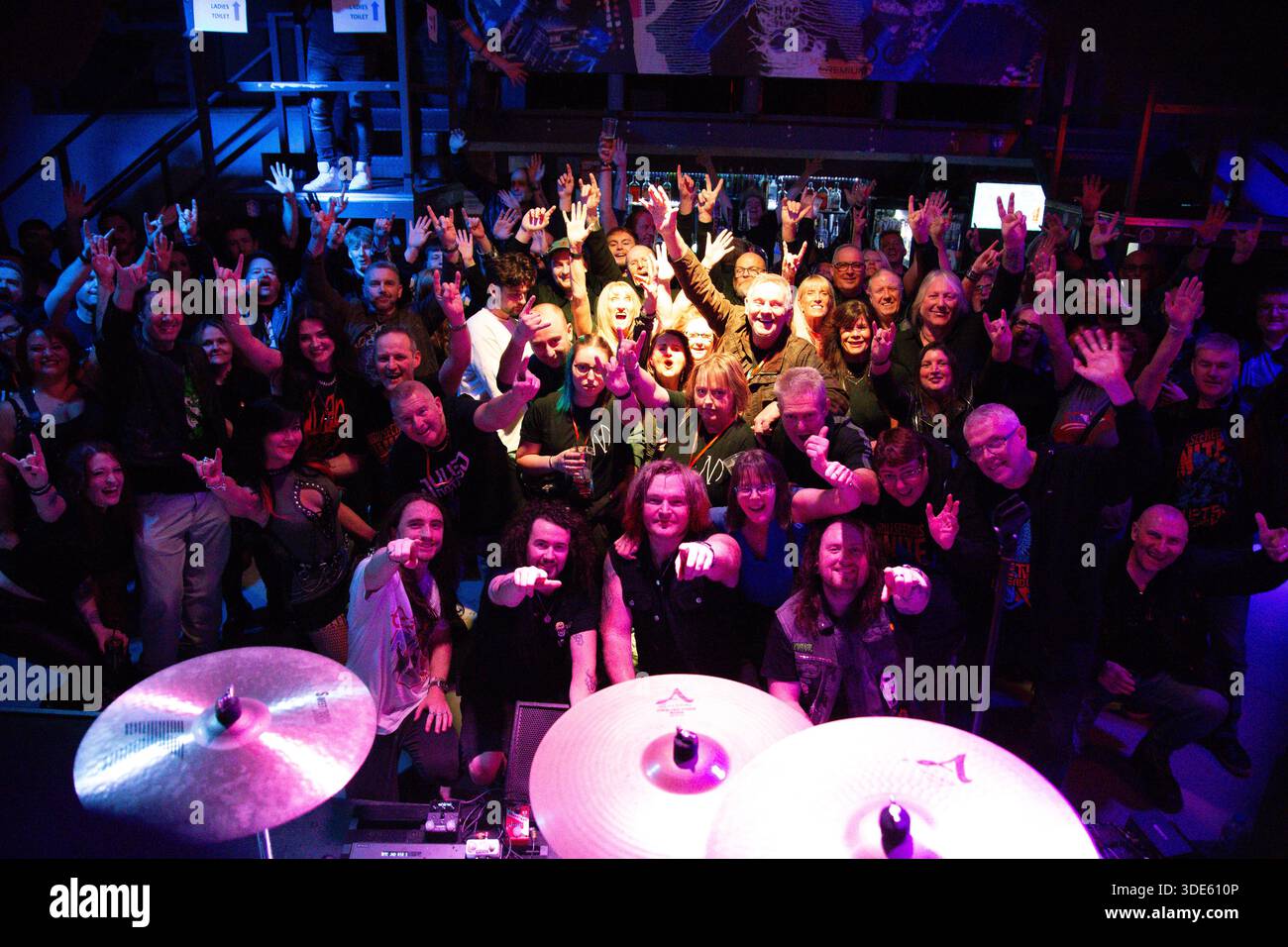 LE GROUPE DE ROCK BRITANNIQUE JULIETS NOT DEAD JOUANT À OFF THE SQUARE MANCHESTER SUR LEUR TOURNÉE THIS WORLD IS OURS FIN DE SHOW BAND AND CROWD Banque D'Images