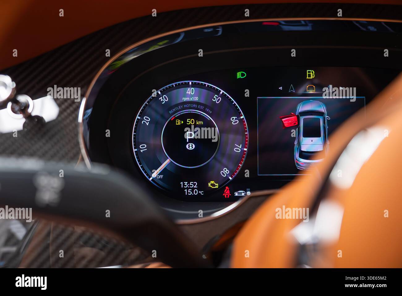 Bentley Bentayga Speed Cluster avec Park Gear et alerte de limite de 50 km/h. Banque D'Images