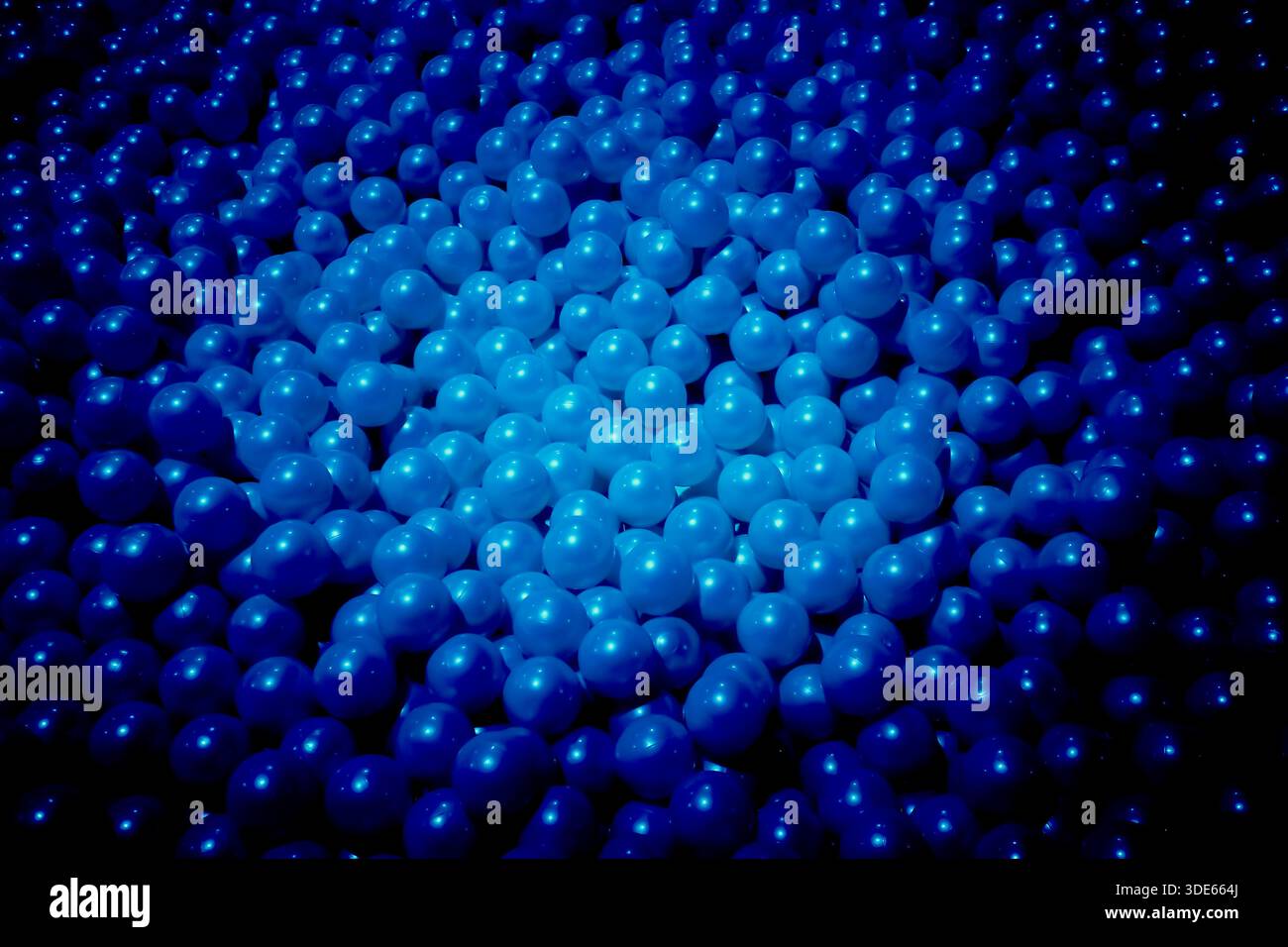 Sphères bleues abstraites dans un motif en treillis avec un éclairage dégradé lisse créant un flux numérique calme et moderne Banque D'Images