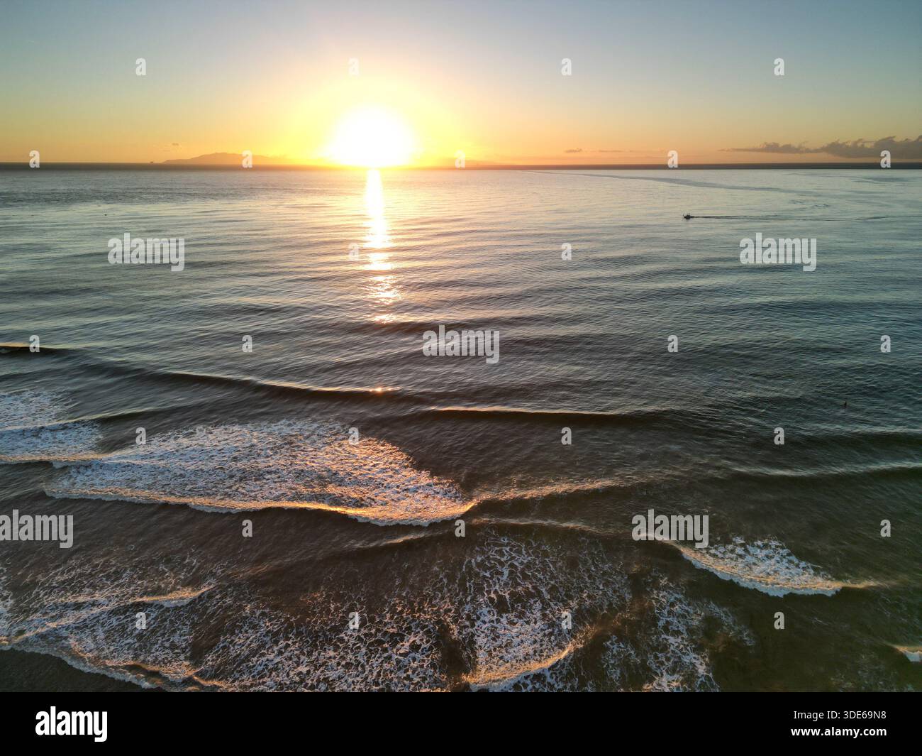 Vue aérienne du coucher de soleil sur les îles Anglo-Normandes dans l'océan Pacifique au large de la côte californienne Banque D'Images