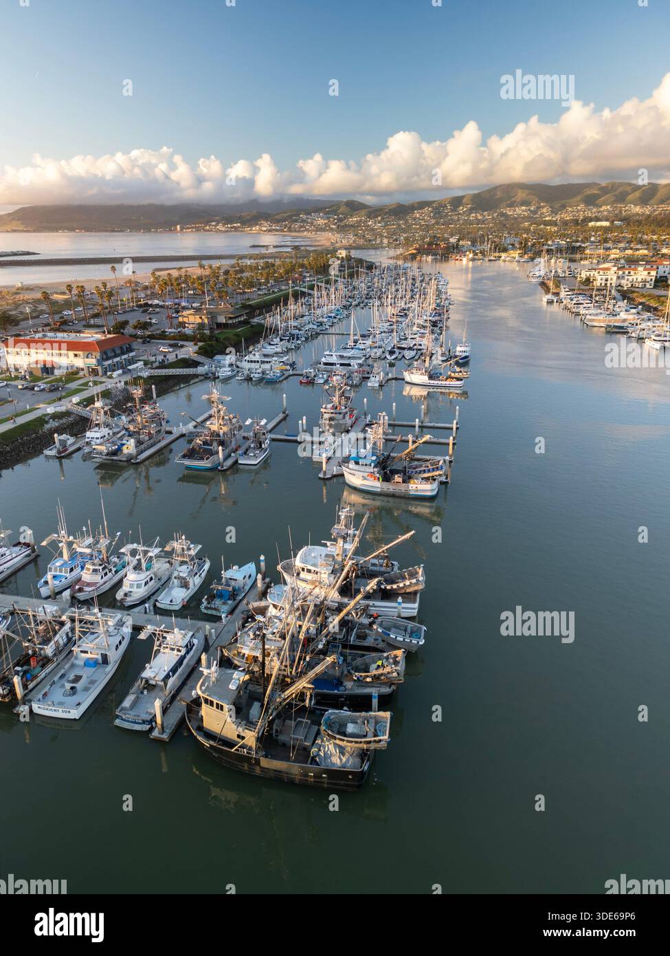 Vue aérienne verticale de voiliers amarrés dans le port de Ventura, le long de la côte californienne au coucher du soleil Banque D'Images