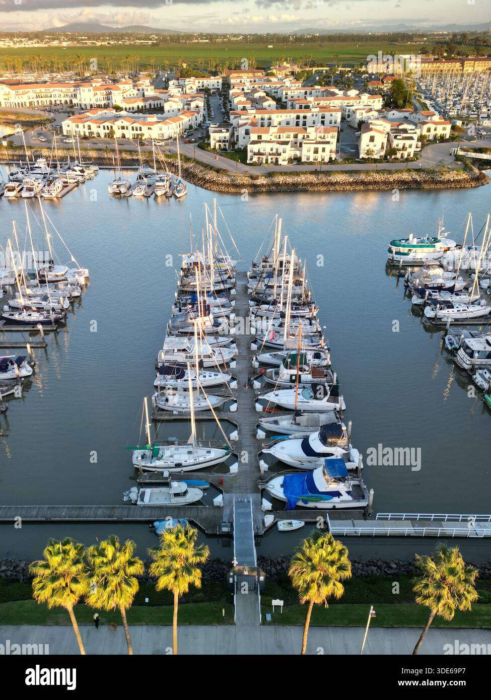 Vue aérienne du port de Ventura avec des voiliers amarrés et les appartements Portside Banque D'Images