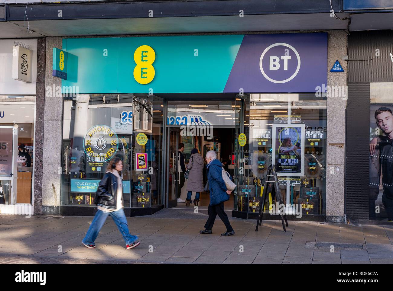 Magasin de téléphonie mobile EE et BT sur commercial Road dans le centre-ville de Portsmouth, magasin de rue élevé EE et BT fournisseur de réseau de téléphonie mobile. Banque D'Images