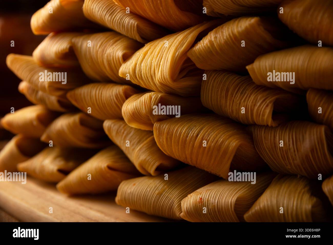 Tamales de balle de maïs, fraîchement préparés et empilés les uns sur les autres et prêts à servir, nourriture typique du Mexique et de plusieurs pays d'Amérique latine. Banque D'Images
