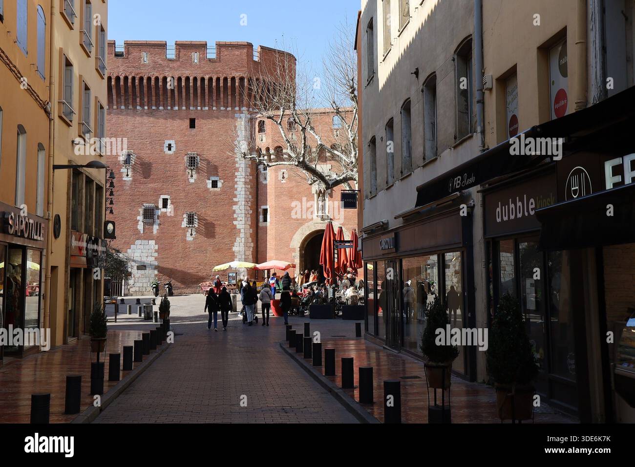 Rue typique dans la vieille ville, ville de Perpignan, département des Pyrénées Orientales, France Banque D'Images