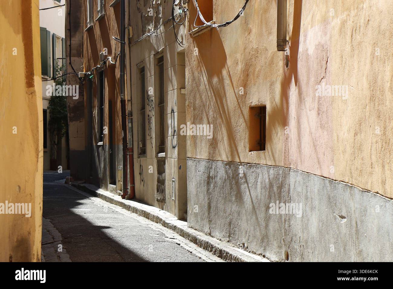 Rue typique dans la vieille ville, ville de Perpignan, département des Pyrénées Orientales, France Banque D'Images