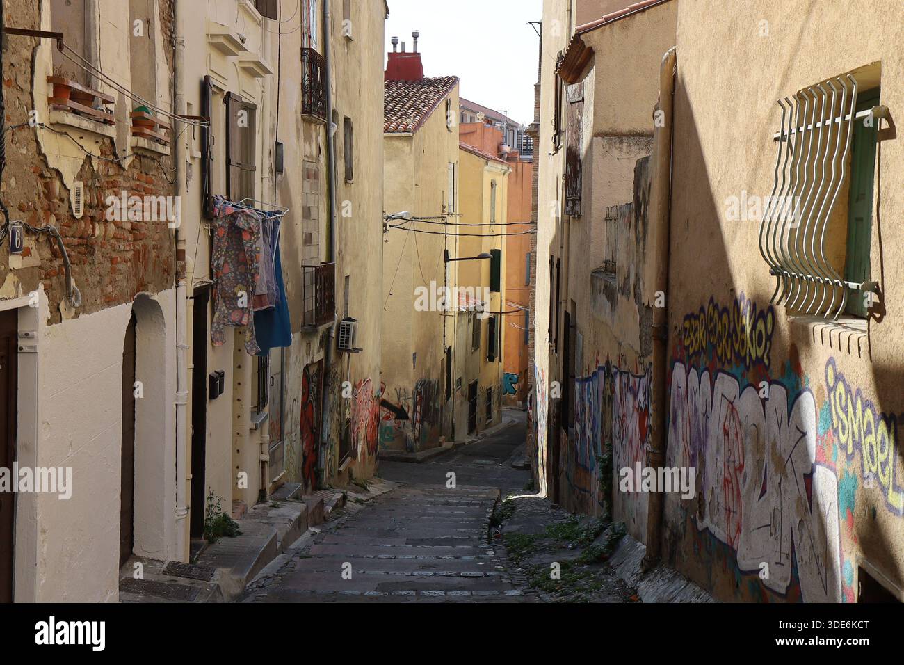 Rue typique dans la vieille ville, ville de Perpignan, département des Pyrénées Orientales, France Banque D'Images
