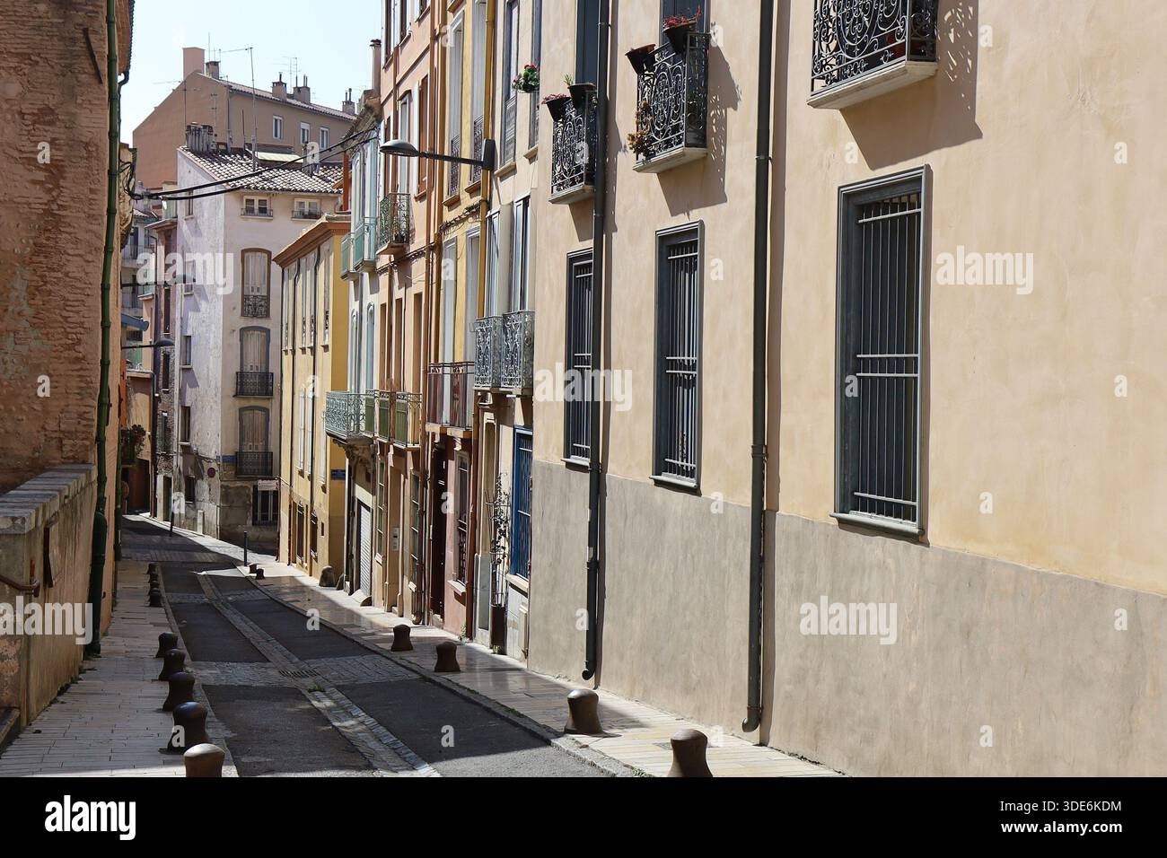 Rue typique dans la vieille ville, ville de Perpignan, département des Pyrénées Orientales, France Banque D'Images