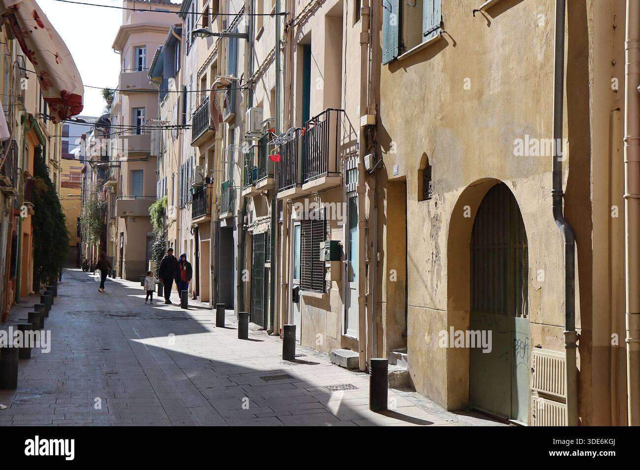 Rue typique dans la vieille ville, ville de Perpignan, département des Pyrénées Orientales, France Banque D'Images