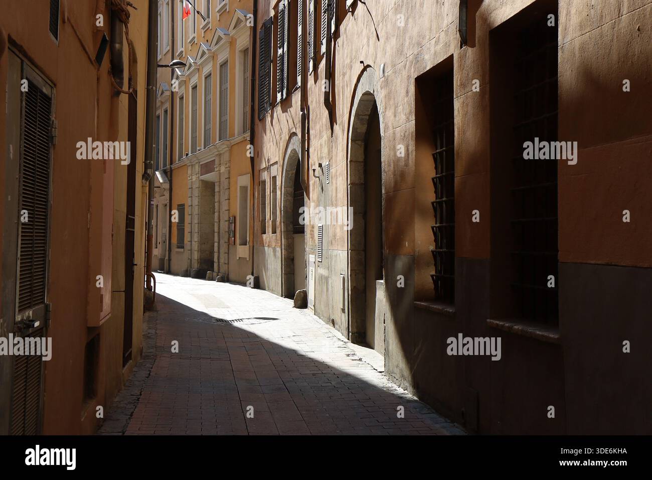 Rue typique dans la vieille ville, ville de Perpignan, département des Pyrénées Orientales, France Banque D'Images