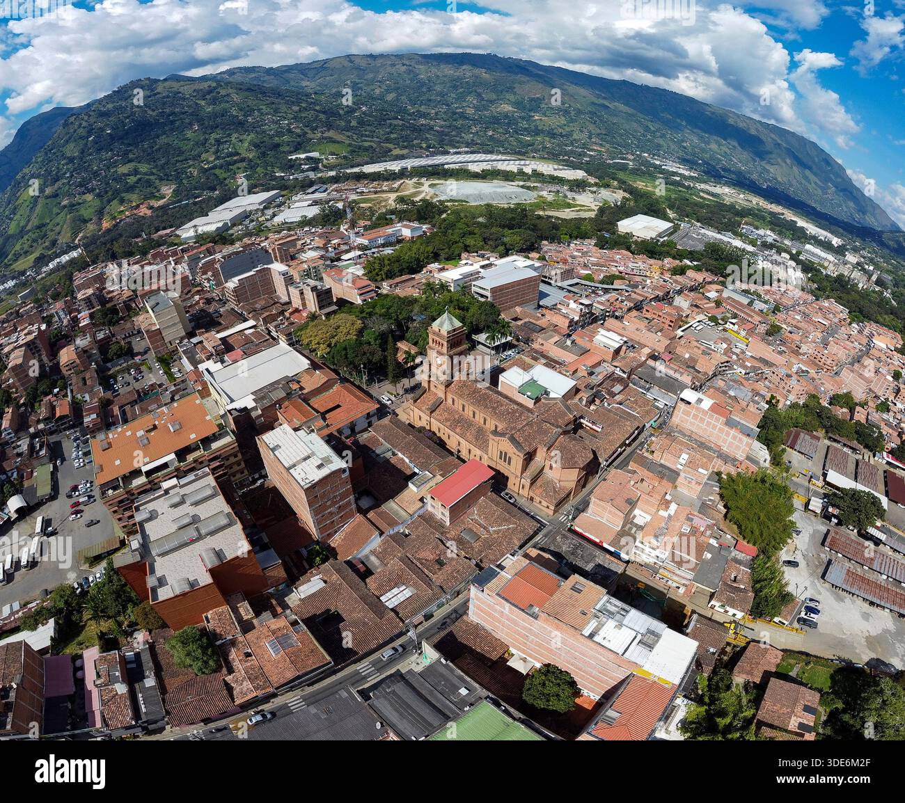 Girardota, Antioquia - Colombie. 30 décembre 2025. Photographie panoramique par drone. La municipalité a été fondée le 21 septembre 1833. Banque D'Images