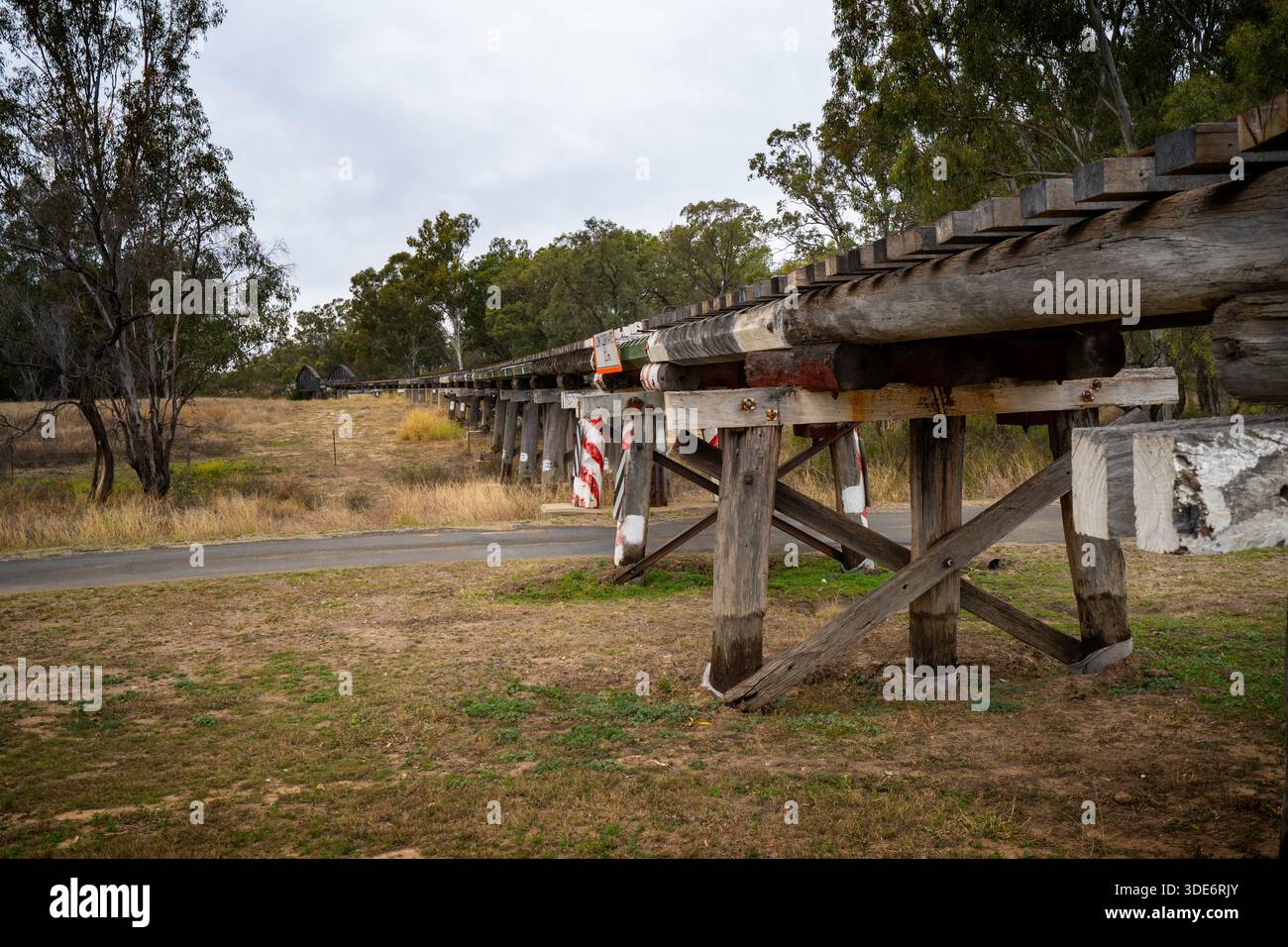 Pont ferroviaire en bois, Yuleba, Queensland, Australie Banque D'Images