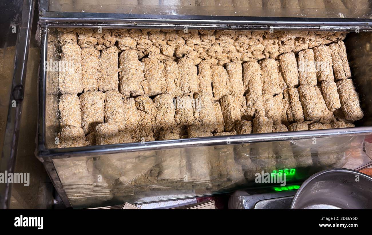 bonbons friables traditionnels au sésame jaggery présentés en magasin pour la vente au détail Banque D'Images