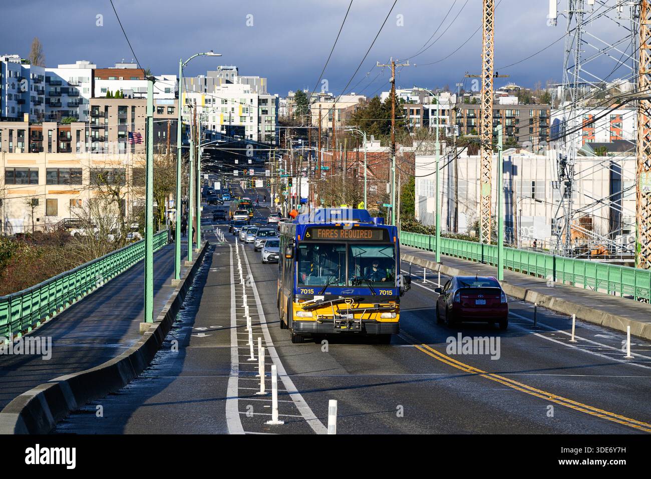 Seattle - 7 décembre 2025 ; pont Dr Jose P Rizal à Seattle avec bus de transit électrique hybride King County Metro Banque D'Images