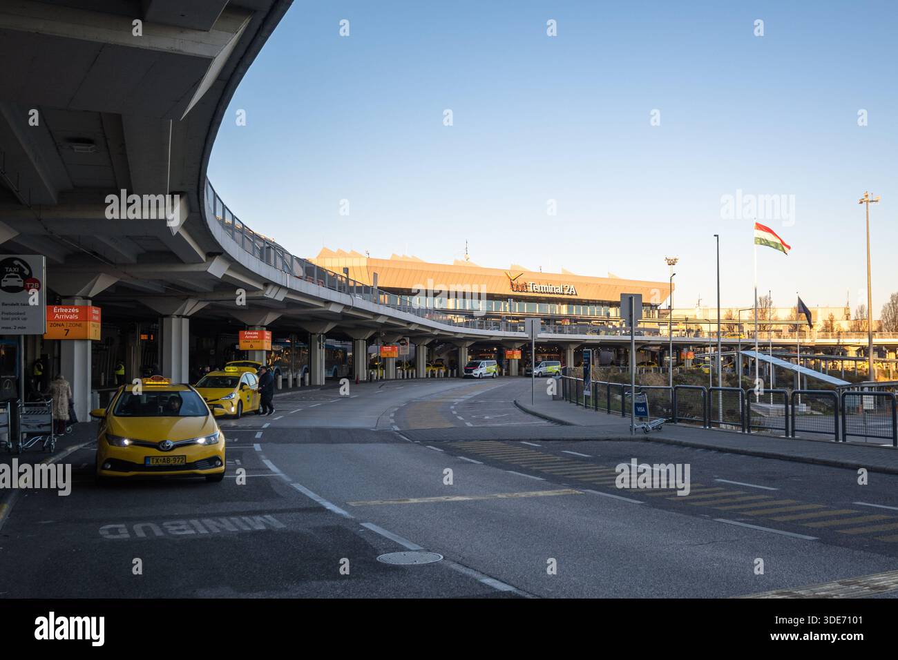 Taxis au niveau des arrivées à l'aéroport international Ferenc Liszt de Budapest, Hongrie Banque D'Images