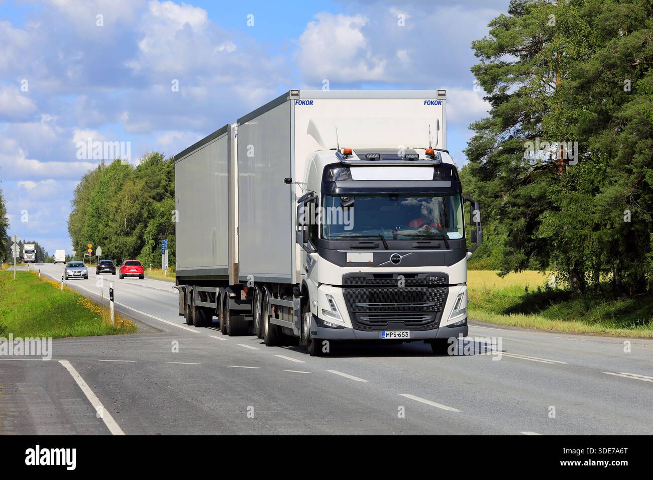 Le nouveau camion de fret blanc Volvo FM 6X2 460 tire une remorque le long de l'autoroute un jour d'été. Copier l'espace. Jokioinen, Finlande. 7 août 2025. Banque D'Images