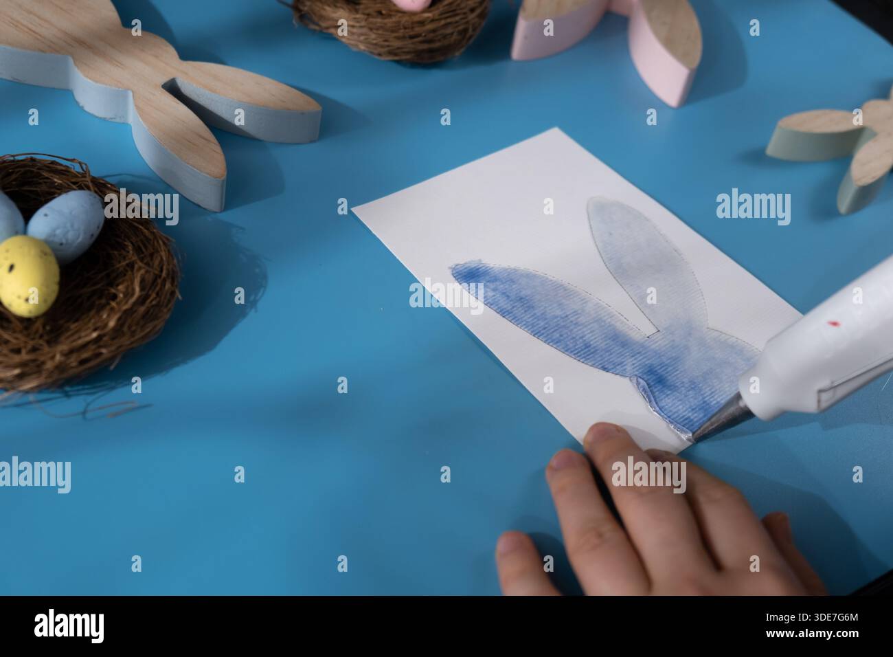Peinture lapin DE PÂQUES préparation durable processus de bricolage de fabrication de cartes de voeux faites à la main. Activité étape par étape pour les enfants. Passe-temps inclusif et responsable de vacances de soulagement du stress. Célébration consciente Banque D'Images