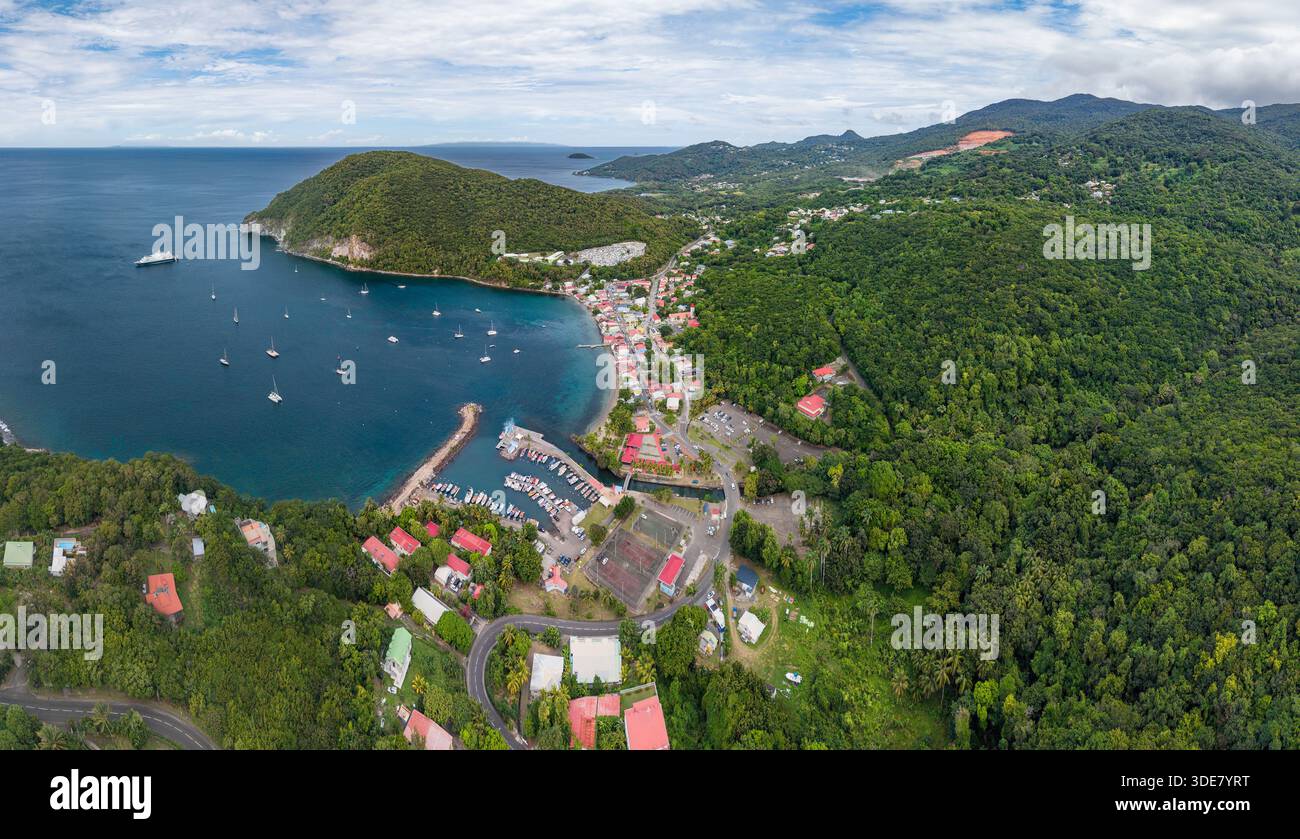 Vue panoramique aérienne de la baie de Deshaies - île caribéenne Guadeloupe Banque D'Images