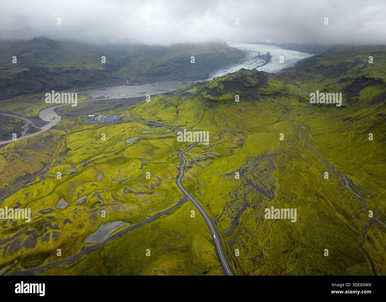 Une vue par drone de la route menant à la lagune du glacier Solheimsjokull dans le sud de l'Islande Banque D'Images