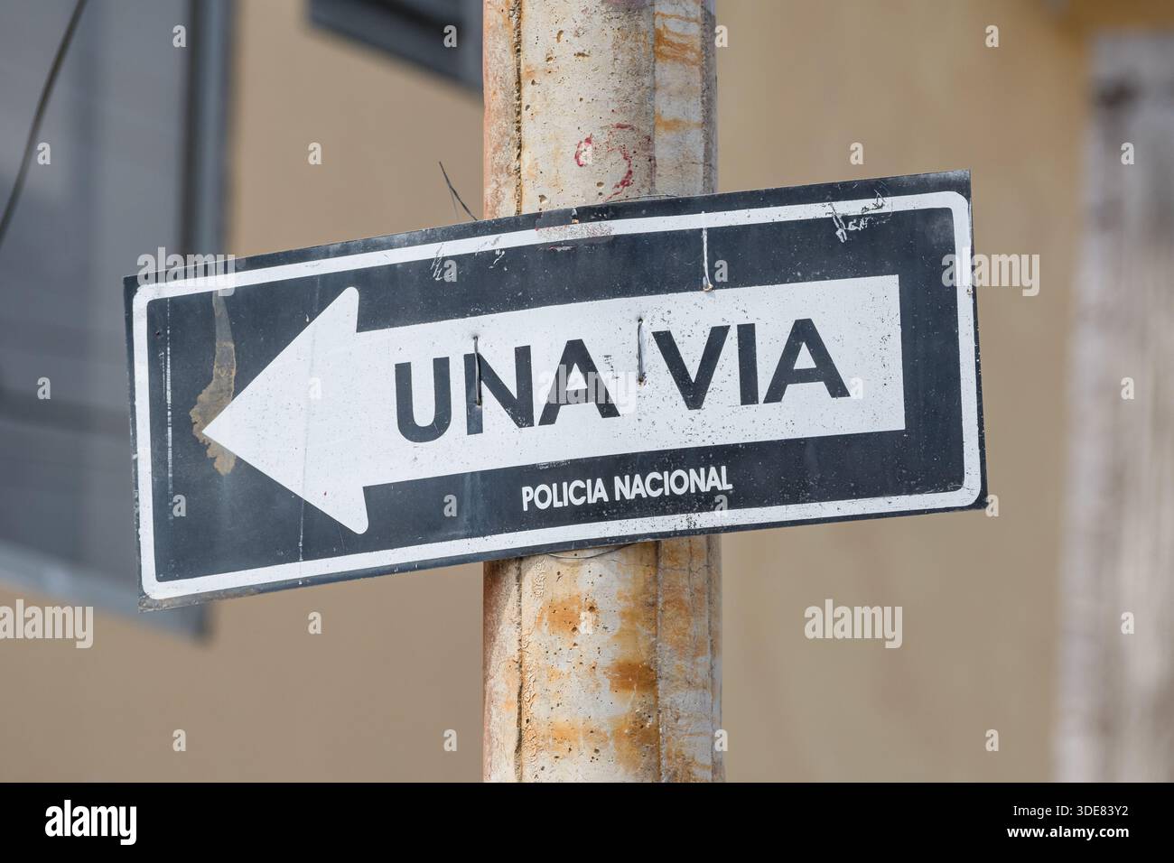 Panneau indiquant un sens de circulation dans une rue en espagnol, UNA VIA, One Way, Puerto Baquerizo Moreno, San Cristóbal Island, îles Galápagos, E. Banque D'Images