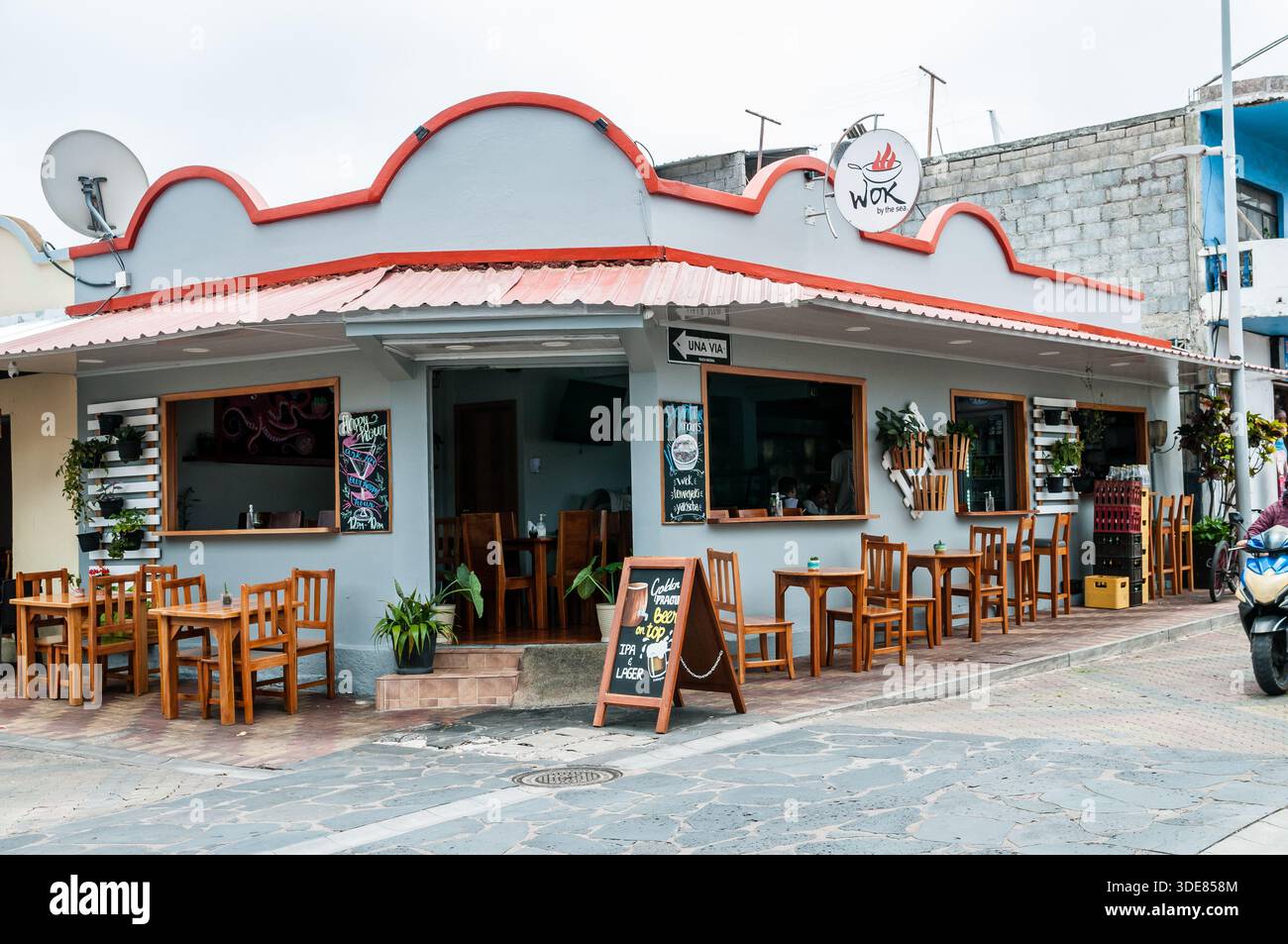 Restaurant Wok by the Sea, terrasse sur la rue, IPA et signe de bière lager, Puerto Baquerizo Moreno, île de San Cristóbal, îles Galápagos, Équateur Banque D'Images