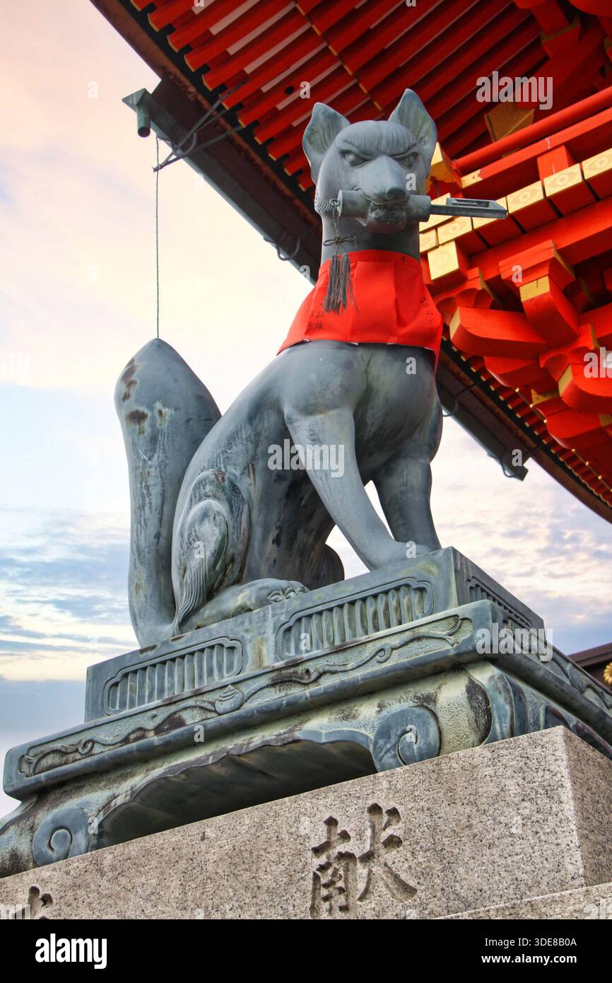 Kyoto, Japon, 10/04/2016 Description : majestueuse statue en bronze d'un Kitsune (renard messager) tenant une clé symbolique dans sa bouche. Banque D'Images