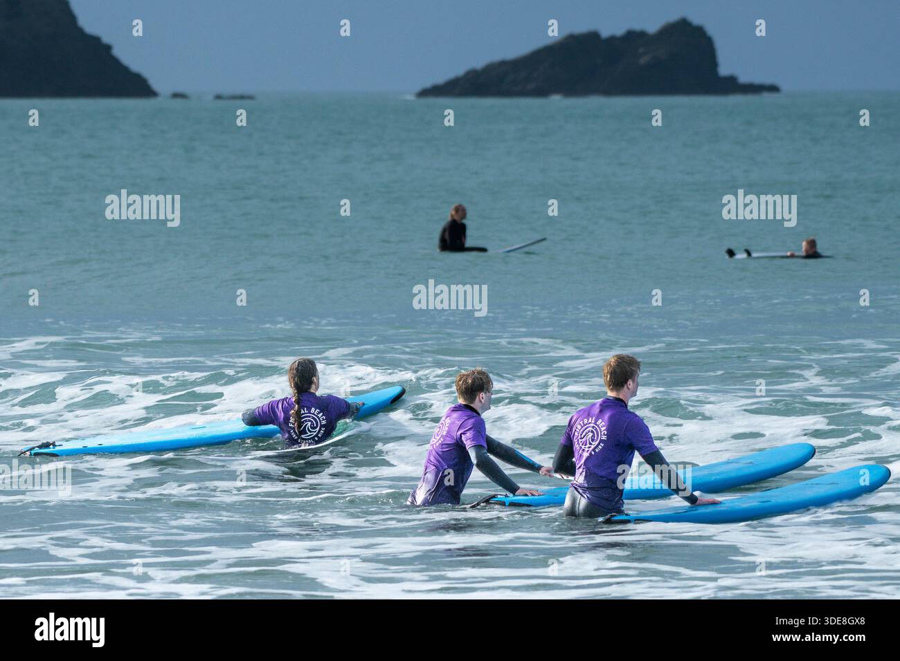 Surfeurs débutants apprenant à surfer avec l'école de surf Fistral Beach à Fistral à Newquay en Cornouailles au Royaume-Uni. Banque D'Images